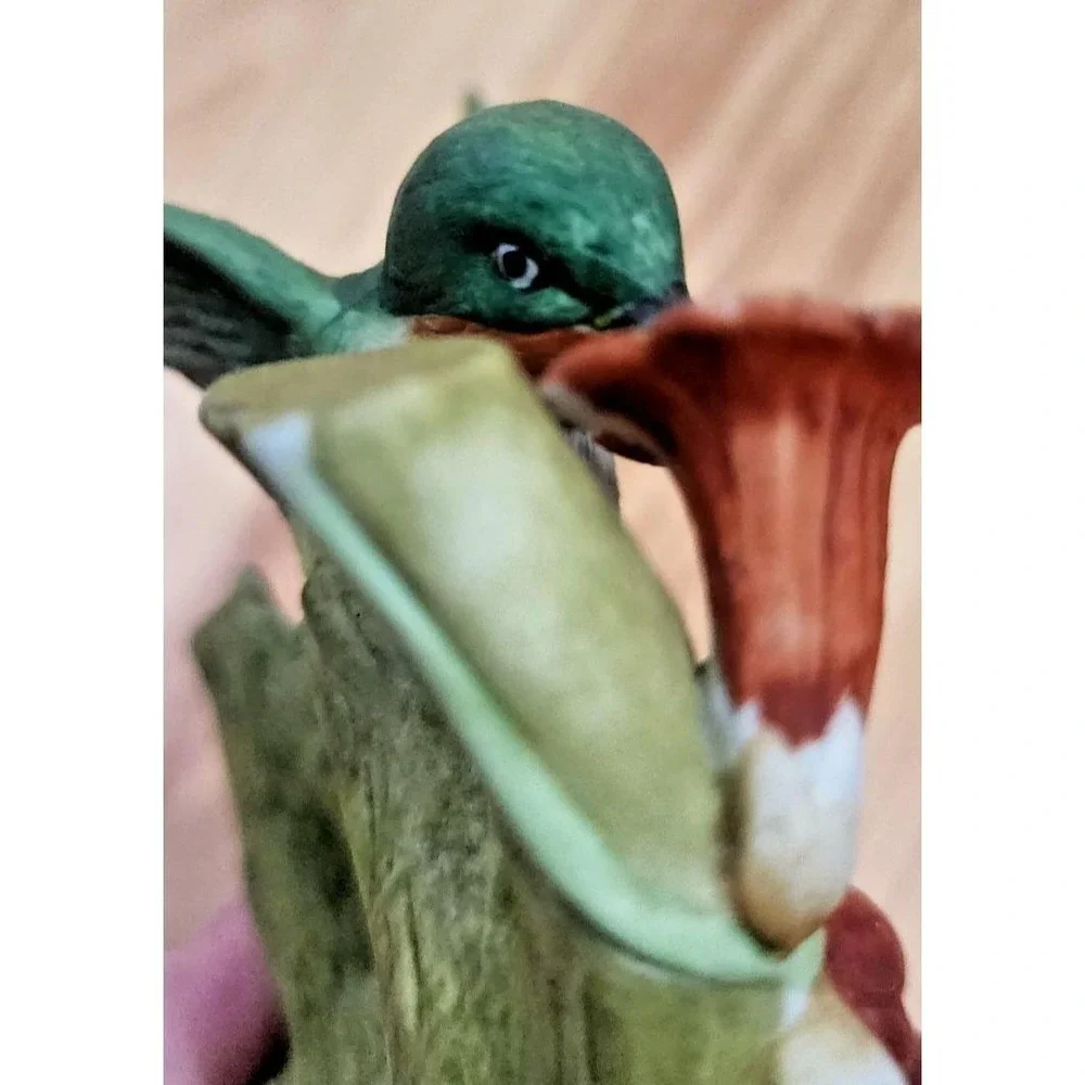 Lefton sweet little Hummingbird drinking nectarine from a flower figurine